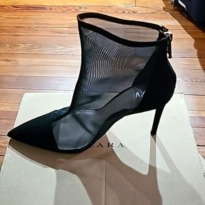 Pointed Toe Mesh Booties